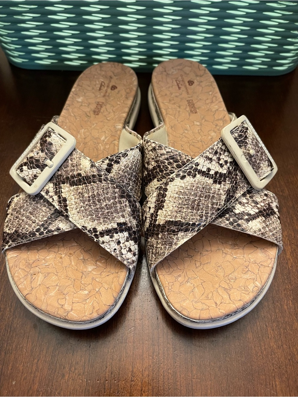 Clarks Cloudsteppers Step June Shell Slide Sandals SZ 8 Snakeskin - Picture 2 of 7